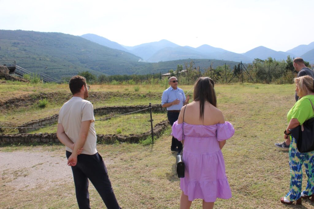 Avella  Visita ai monumenti da parte dei membri del Centro 66 dellArciconfraternita Universale di Santa Filomena