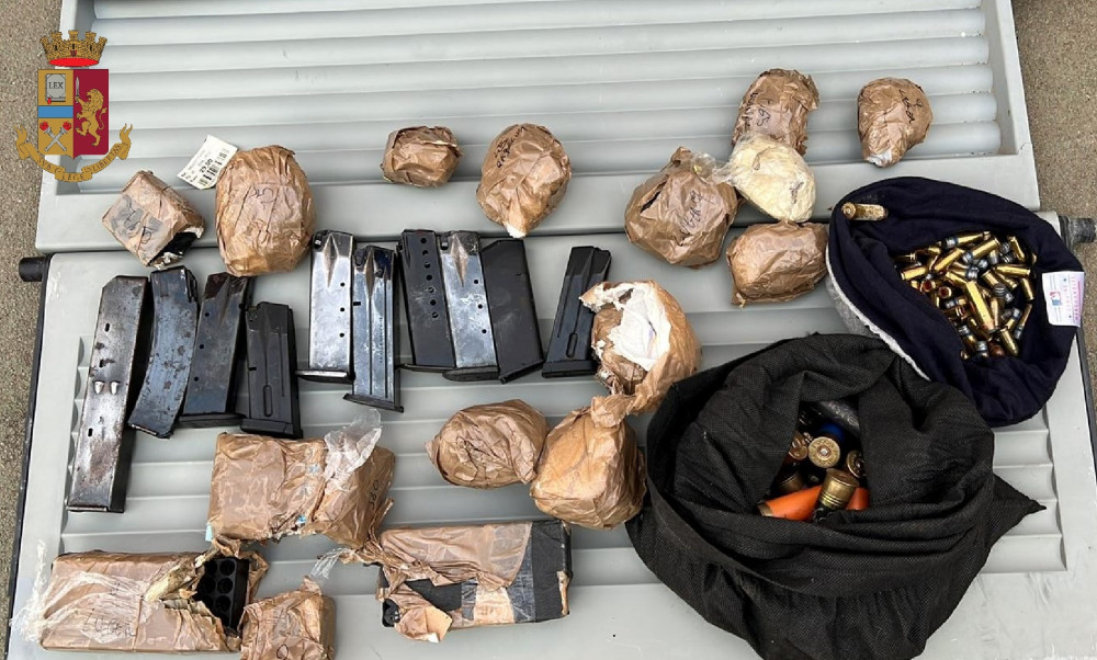 NAPOLI. Polizia e Finanza sequestrano in via Franciosa pistola, fucile, bomba a mano e numerose munizioni NAPOLI. Polizia e Finanza sequestrano in via Franciosa pistola, fucile, bomba a mano e numerose munizioni