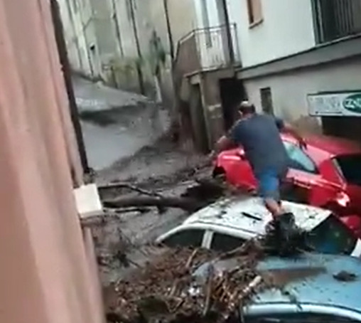 Monteforte Irpino devastata dal maltempo, danni ingenti e persone messe in salvo. Il sindaco mette in guardia
