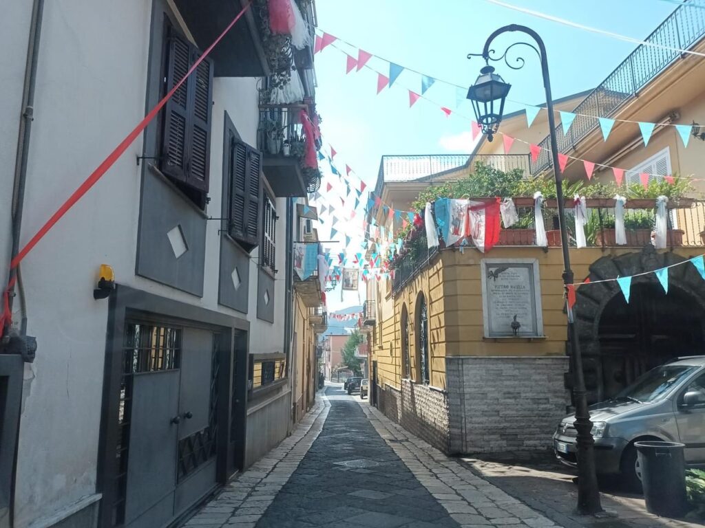 AVELLA. La cittadina archeologica si addobba a festa in vista della festa patronale