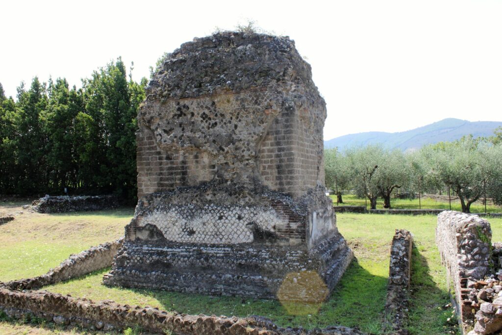 Avella  Visita ai monumenti da parte dei membri del Centro 66 dellArciconfraternita Universale di Santa Filomena