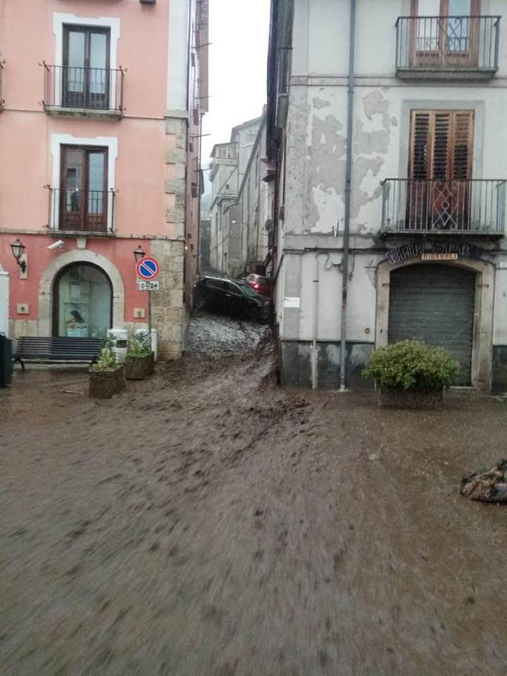 Monteforte Irpino devastata dal maltempo, danni ingenti e persone messe in salvo. Il sindaco mette in guardia