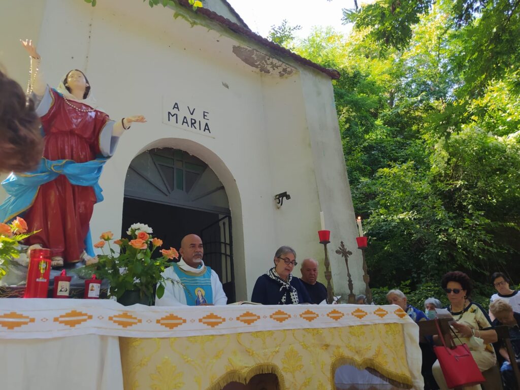 SPERONE. La Comunità festeggia lAssunta nella splendida località Fontana di Sperone