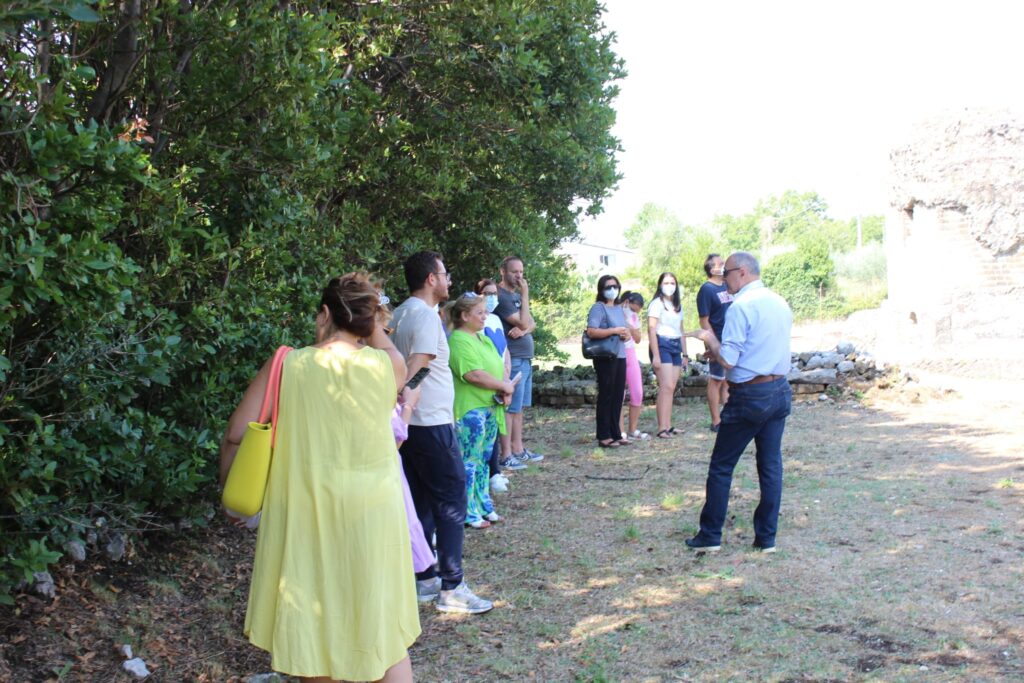 Avella  Visita ai monumenti da parte dei membri del Centro 66 dellArciconfraternita Universale di Santa Filomena