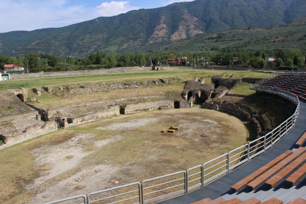 Avella  Visita ai monumenti da parte dei membri del Centro 66 dellArciconfraternita Universale di Santa Filomena