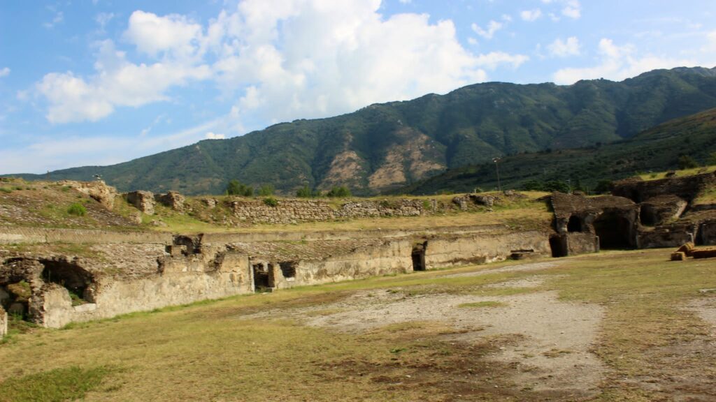 Avella  Visita ai monumenti da parte dei membri del Centro 66 dellArciconfraternita Universale di Santa Filomena