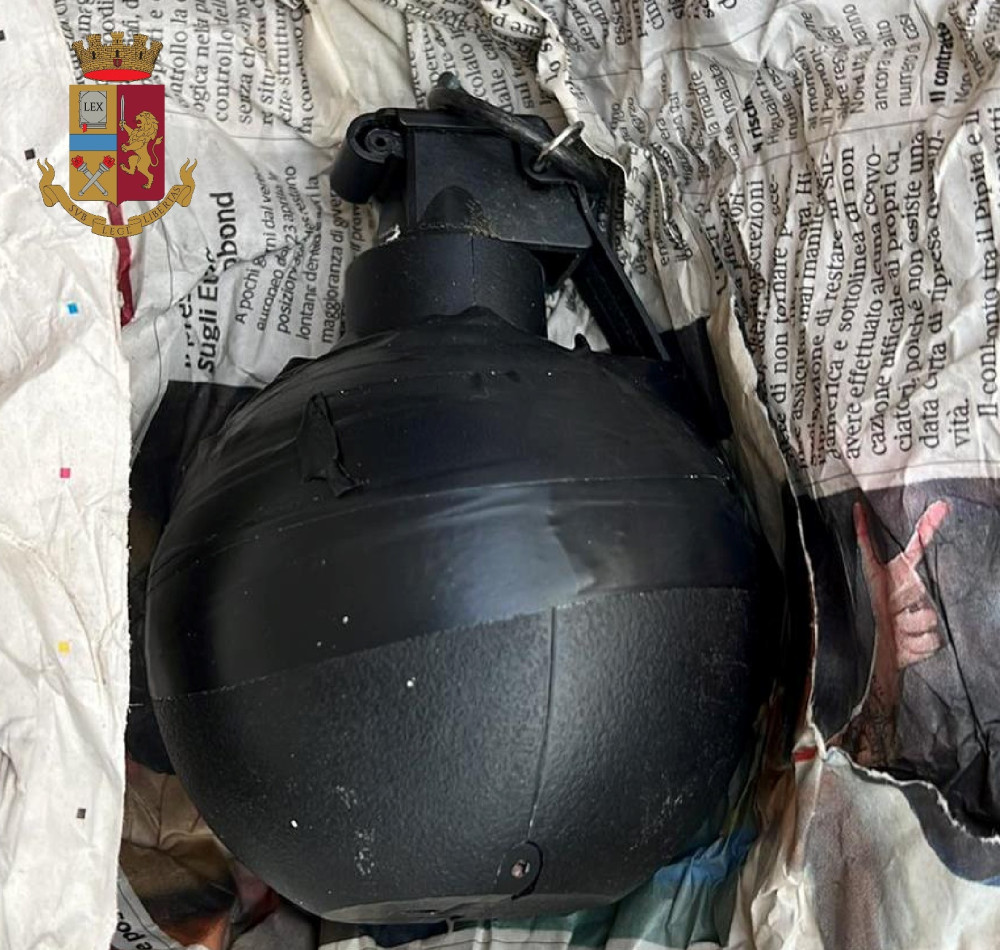 NAPOLI. Polizia e Finanza sequestrano in via Franciosa pistola, fucile, bomba a mano e numerose munizioni NAPOLI. Polizia e Finanza sequestrano in via Franciosa pistola, fucile, bomba a mano e numerose munizioni