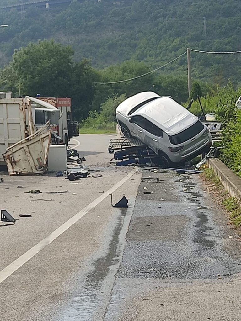 IRPINIA. A Calitri spaventoso incidente tra una bisarca e un altro autocarro. Auto distrutte sulla carreggiata
