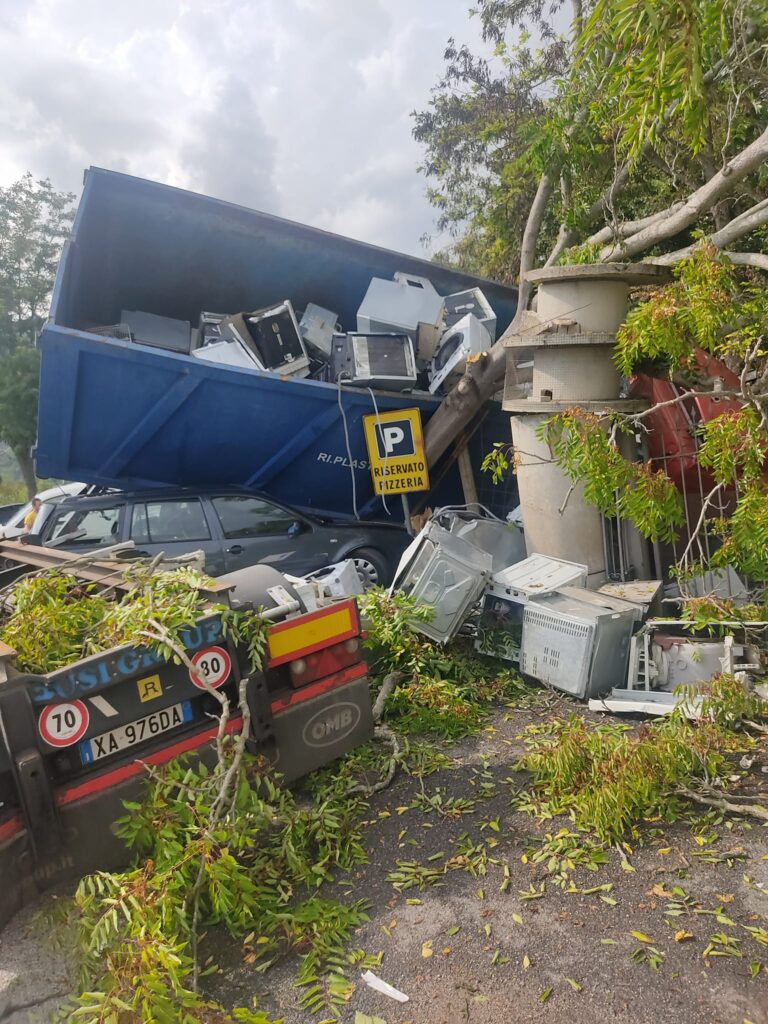 IRPINIA. A Calitri spaventoso incidente tra una bisarca e un altro autocarro. Auto distrutte sulla carreggiata
