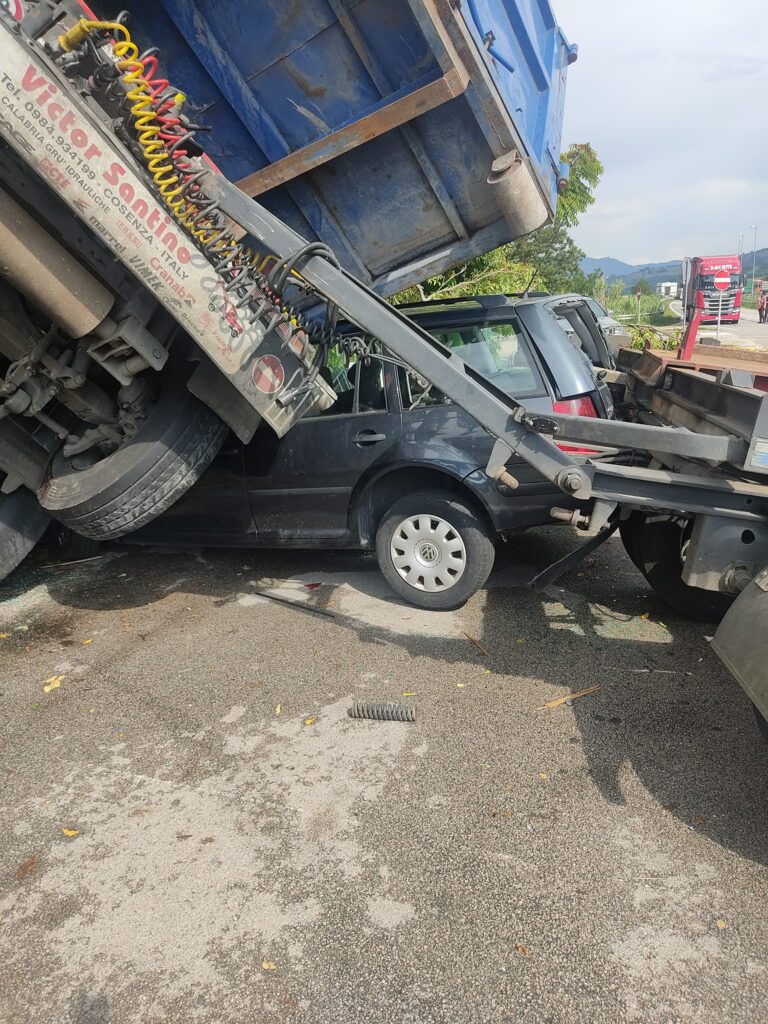 IRPINIA. A Calitri spaventoso incidente tra una bisarca e un altro autocarro. Auto distrutte sulla carreggiata
