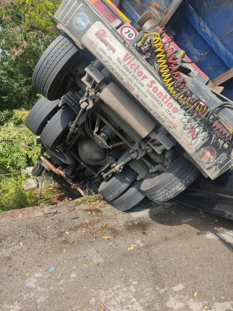IRPINIA. A Calitri spaventoso incidente tra una bisarca e un altro autocarro. Auto distrutte sulla carreggiata