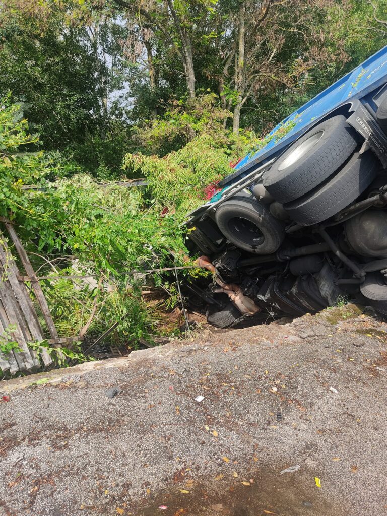 IRPINIA. A Calitri spaventoso incidente tra una bisarca e un altro autocarro. Auto distrutte sulla carreggiata