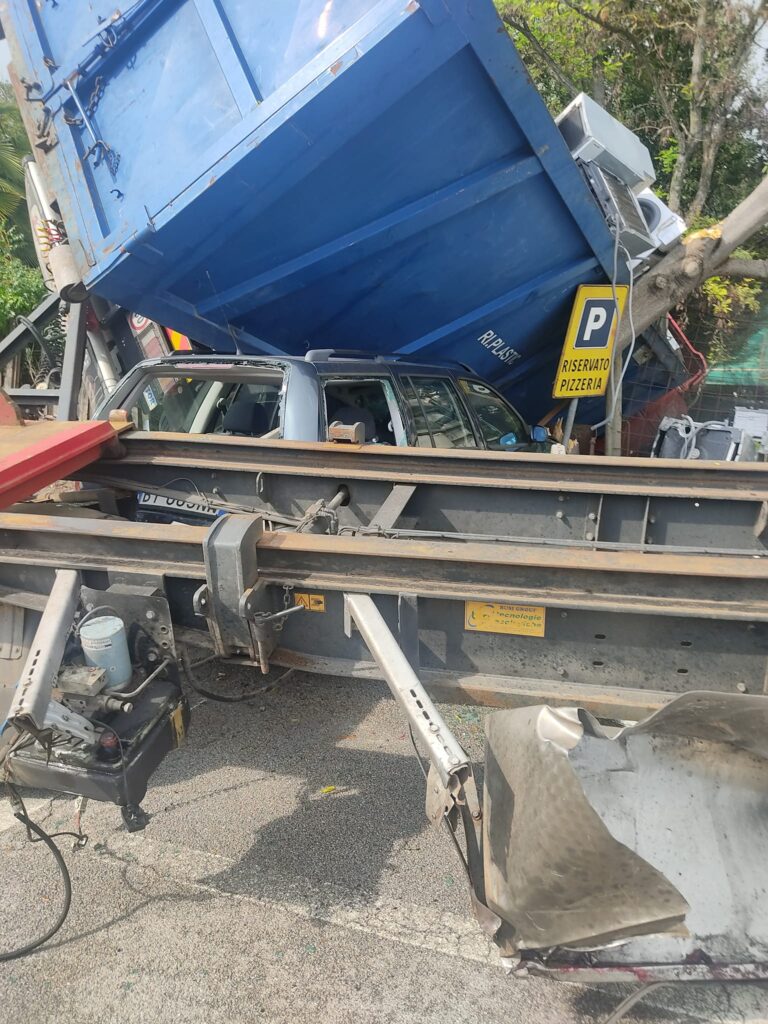 IRPINIA. A Calitri spaventoso incidente tra una bisarca e un altro autocarro. Auto distrutte sulla carreggiata