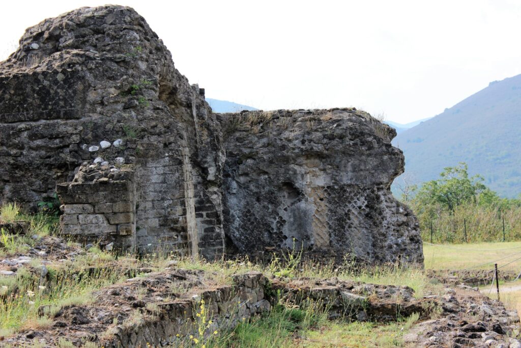 Avella  Visita ai monumenti da parte dei membri del Centro 66 dellArciconfraternita Universale di Santa Filomena