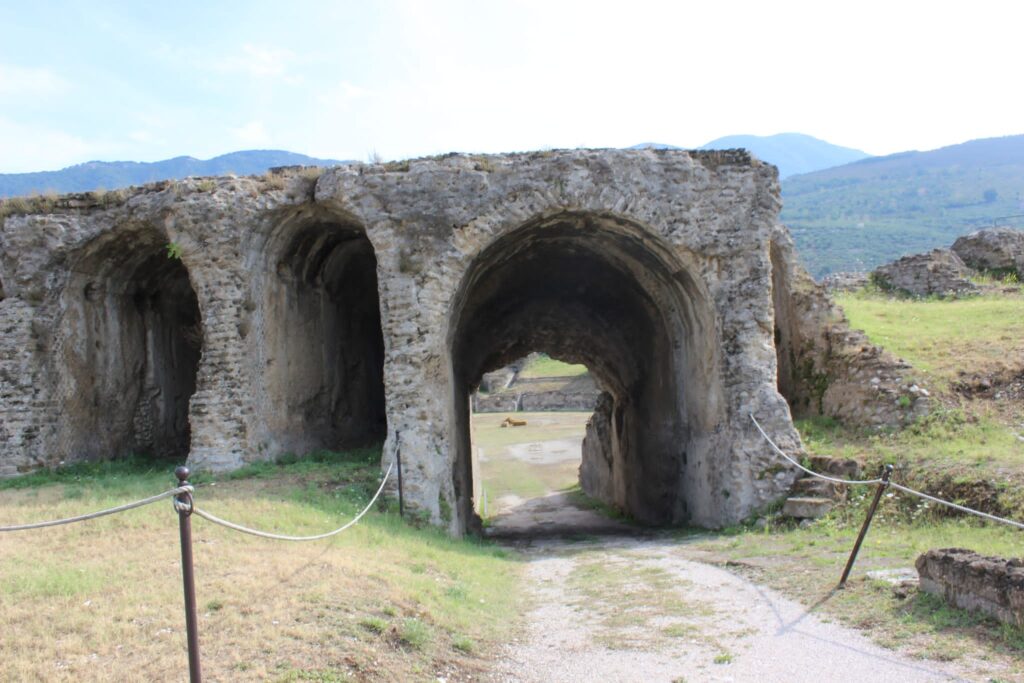 Avella  Visita ai monumenti da parte dei membri del Centro 66 dellArciconfraternita Universale di Santa Filomena
