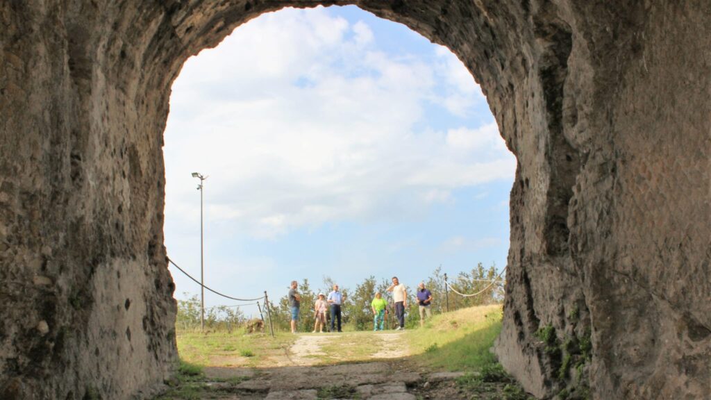 Avella  Visita ai monumenti da parte dei membri del Centro 66 dellArciconfraternita Universale di Santa Filomena