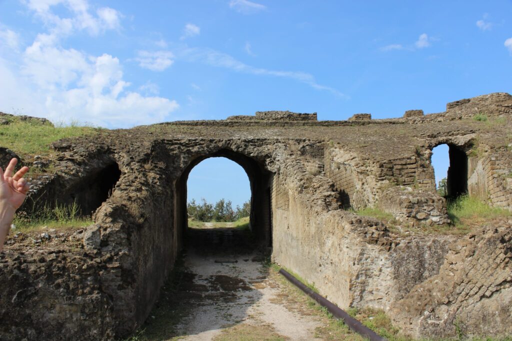 Avella  Visita ai monumenti da parte dei membri del Centro 66 dellArciconfraternita Universale di Santa Filomena