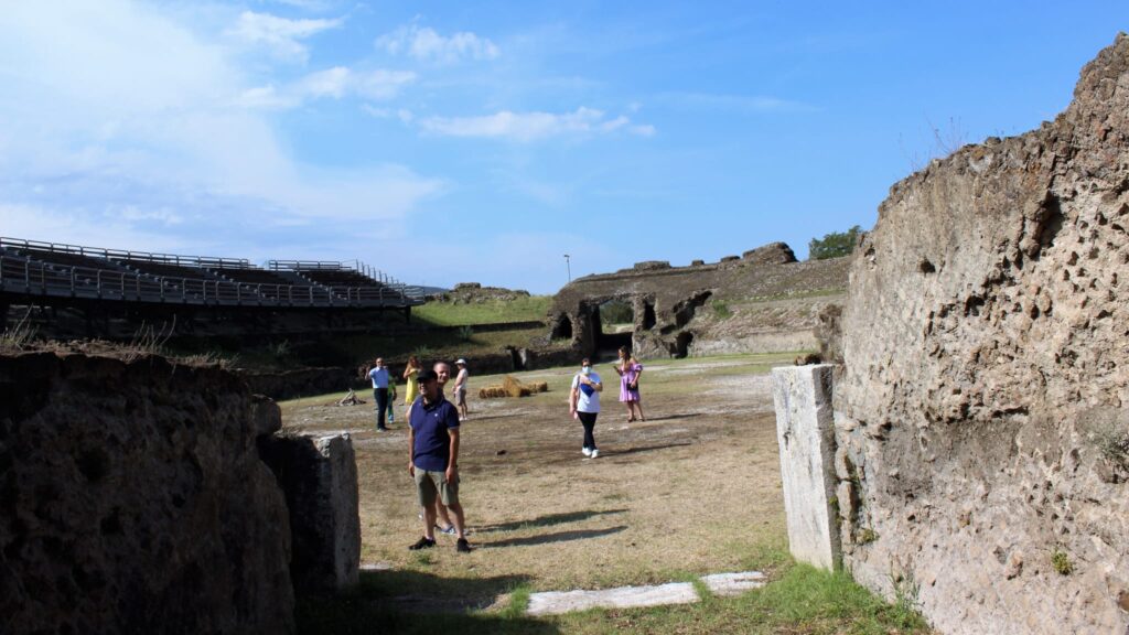 Avella  Visita ai monumenti da parte dei membri del Centro 66 dellArciconfraternita Universale di Santa Filomena