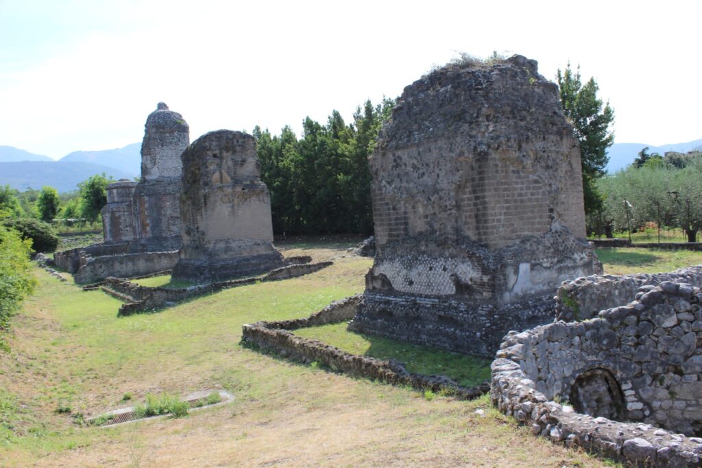 Avella  Visita ai monumenti da parte dei membri del Centro 66 dellArciconfraternita Universale di Santa Filomena