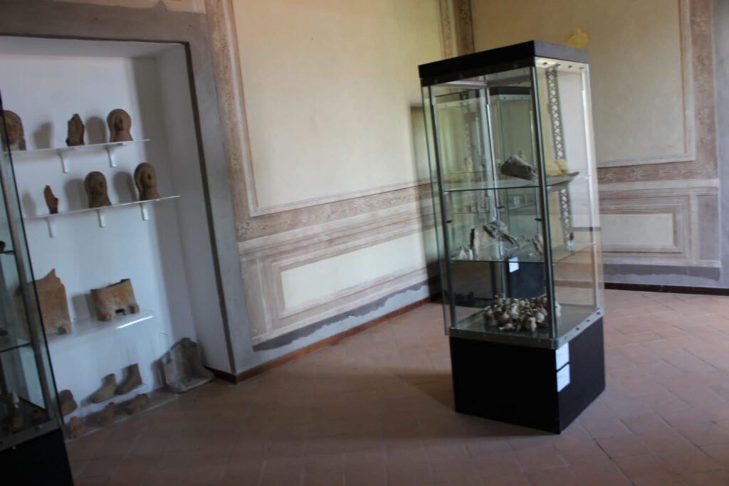 Avella  Visita ai monumenti da parte dei membri del Centro 66 dellArciconfraternita Universale di Santa Filomena