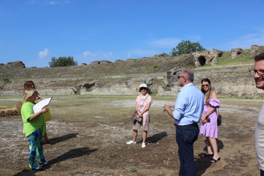 Avella  Visita ai monumenti da parte dei membri del Centro 66 dellArciconfraternita Universale di Santa Filomena