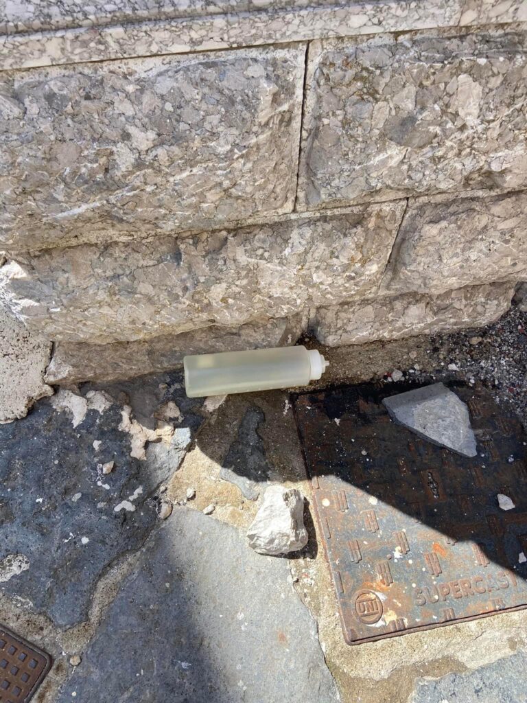 BAIANO. Bottiglia incendiaria data alle fiamme davanti al portone di un noto professionista.