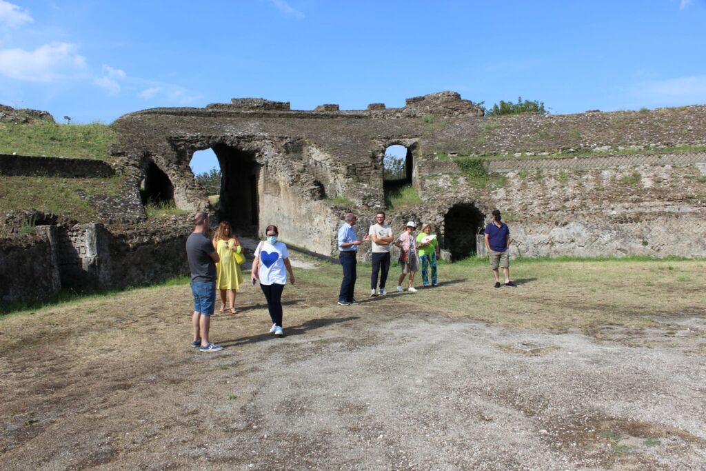 Avella  Visita ai monumenti da parte dei membri del Centro 66 dellArciconfraternita Universale di Santa Filomena