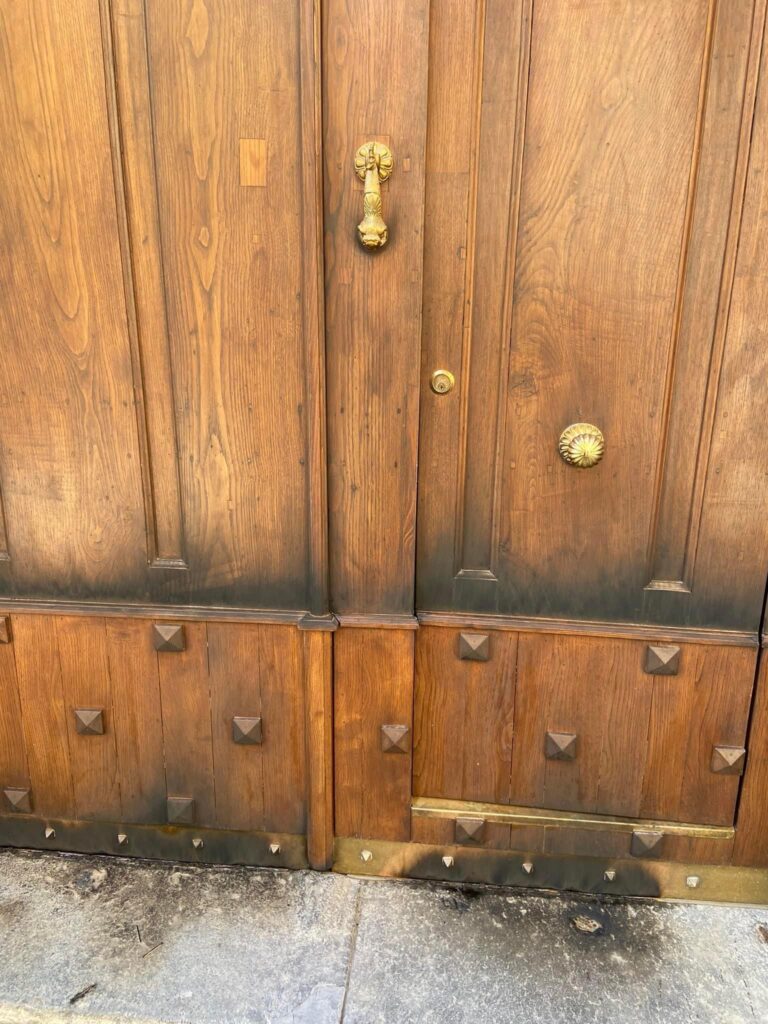 BAIANO. Bottiglia incendiaria data alle fiamme davanti al portone di un noto professionista.