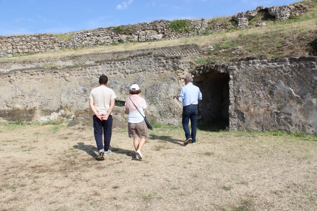 Avella  Visita ai monumenti da parte dei membri del Centro 66 dellArciconfraternita Universale di Santa Filomena
