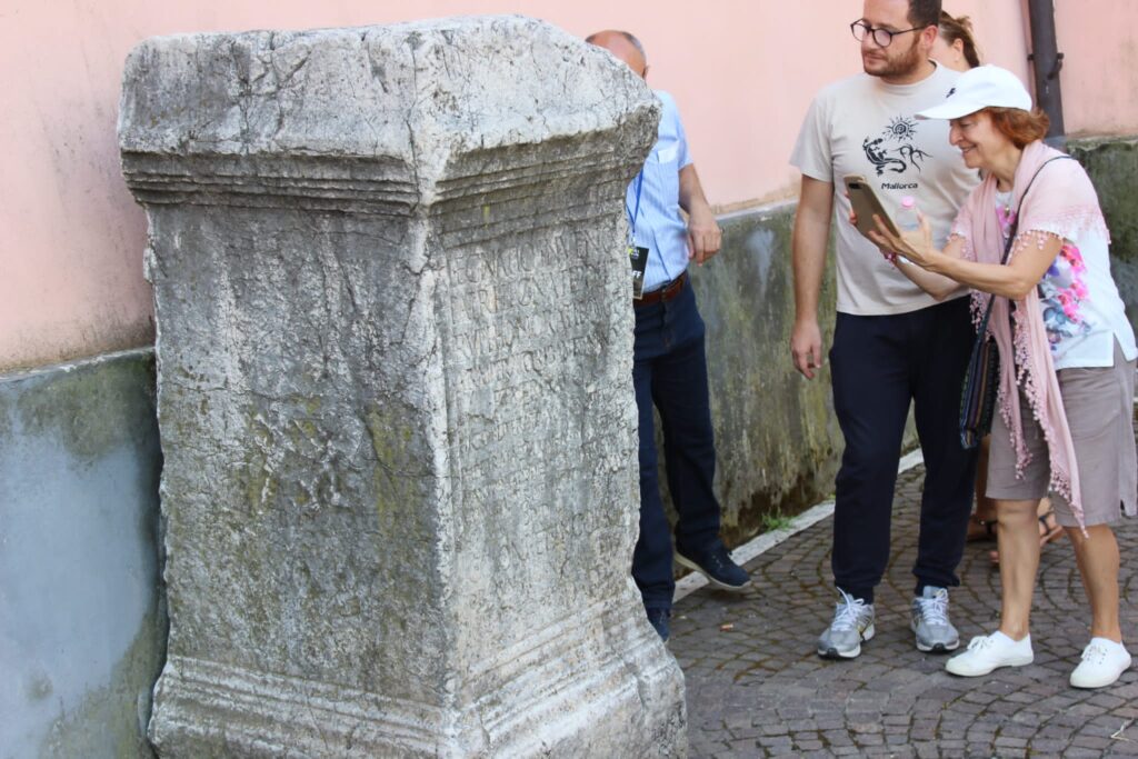 Avella  Visita ai monumenti da parte dei membri del Centro 66 dellArciconfraternita Universale di Santa Filomena