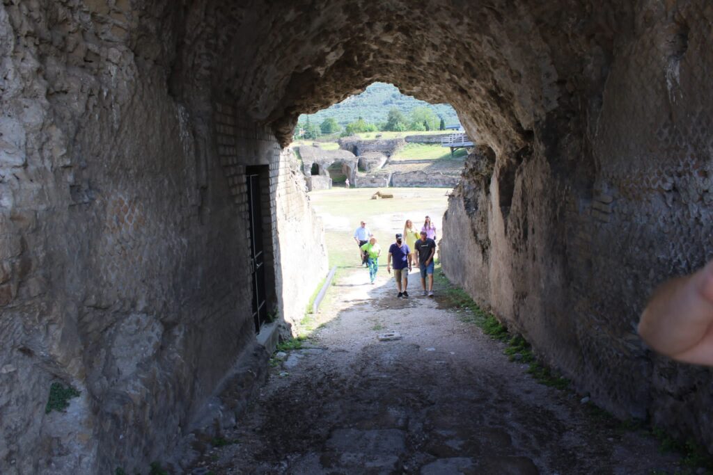 Avella  Visita ai monumenti da parte dei membri del Centro 66 dellArciconfraternita Universale di Santa Filomena