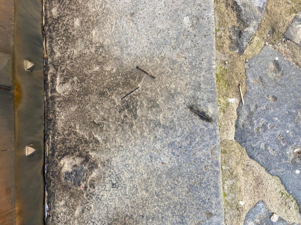 BAIANO. Bottiglia incendiaria data alle fiamme davanti al portone di un noto professionista.