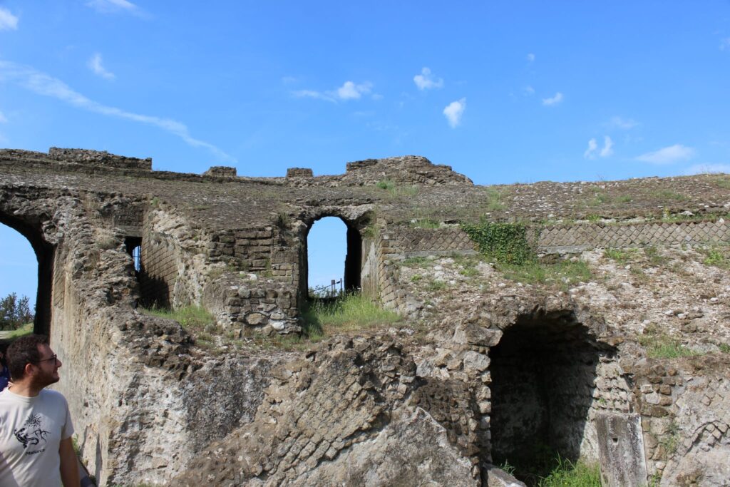 Avella  Visita ai monumenti da parte dei membri del Centro 66 dellArciconfraternita Universale di Santa Filomena