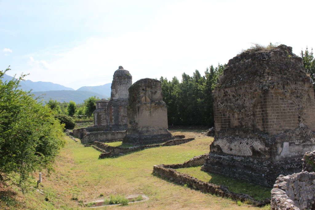 Avella  Visita ai monumenti da parte dei membri del Centro 66 dellArciconfraternita Universale di Santa Filomena