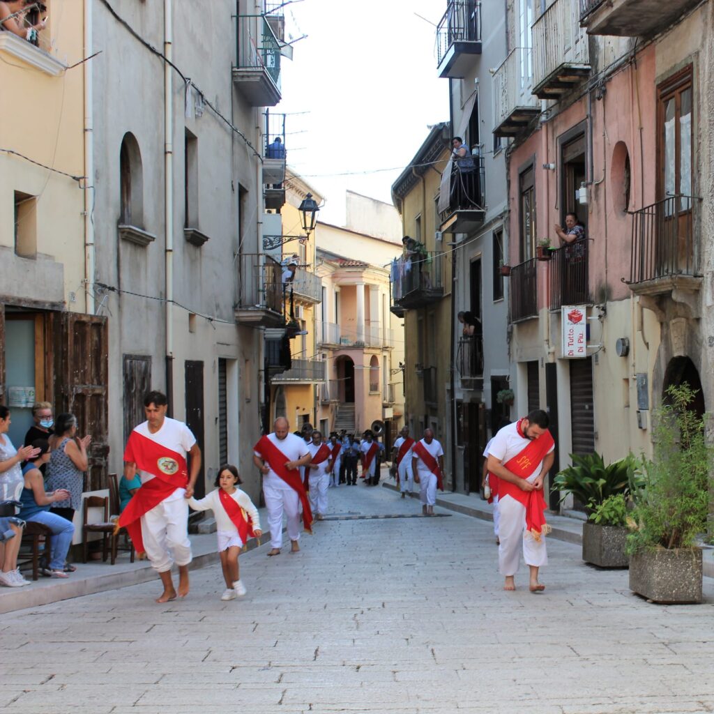 MUGNANO. Ieri la marcia dei Battenti in onore a San Pellegrino