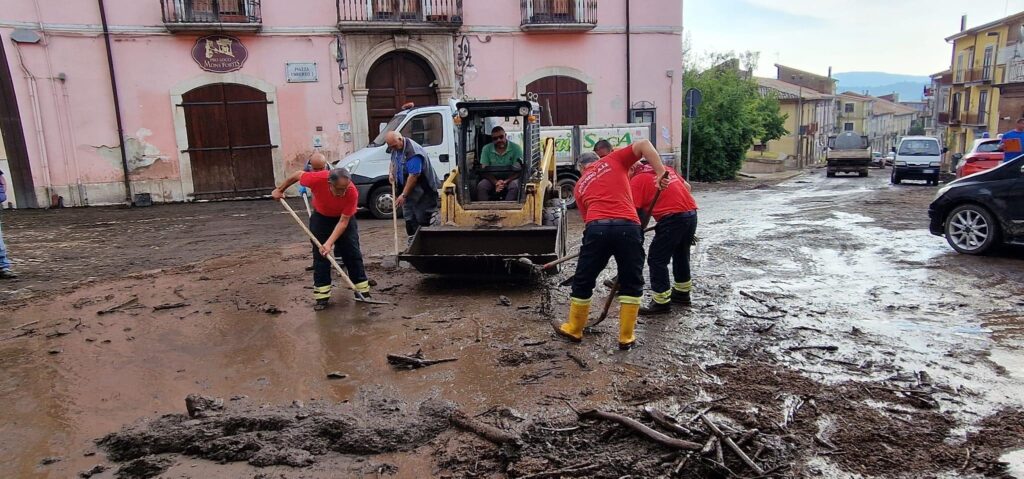 Monteforte Irpino. Anche gli idraulici forestali della C.M. “Partenio” in azione per ripulire il paese