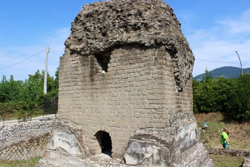 Avella  Visita ai monumenti da parte dei membri del Centro 66 dellArciconfraternita Universale di Santa Filomena