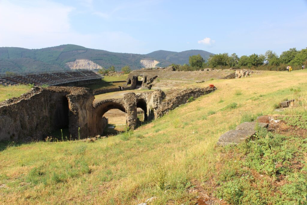 Avella  Visita ai monumenti da parte dei membri del Centro 66 dellArciconfraternita Universale di Santa Filomena