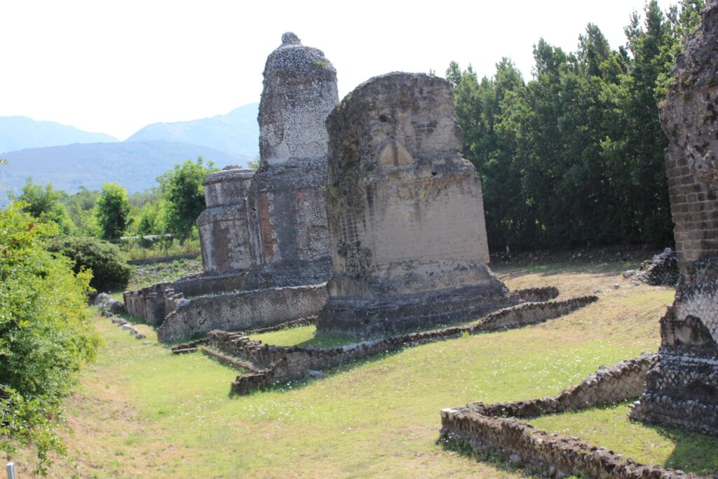 Avella  Visita ai monumenti da parte dei membri del Centro 66 dellArciconfraternita Universale di Santa Filomena