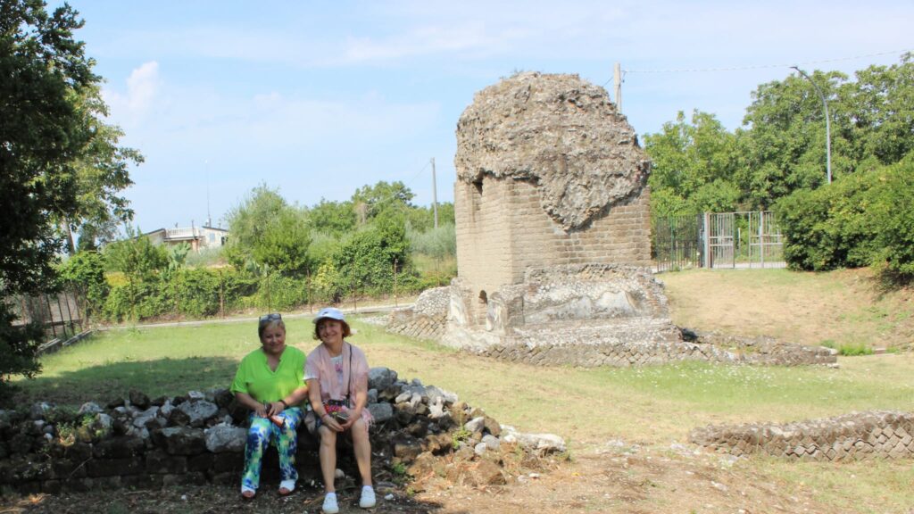 Avella  Visita ai monumenti da parte dei membri del Centro 66 dellArciconfraternita Universale di Santa Filomena