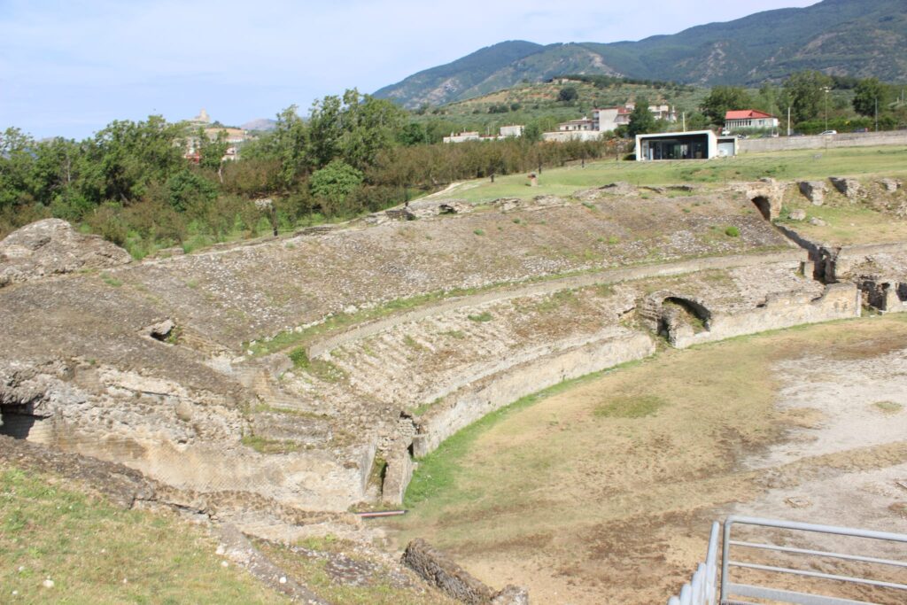Avella  Visita ai monumenti da parte dei membri del Centro 66 dellArciconfraternita Universale di Santa Filomena