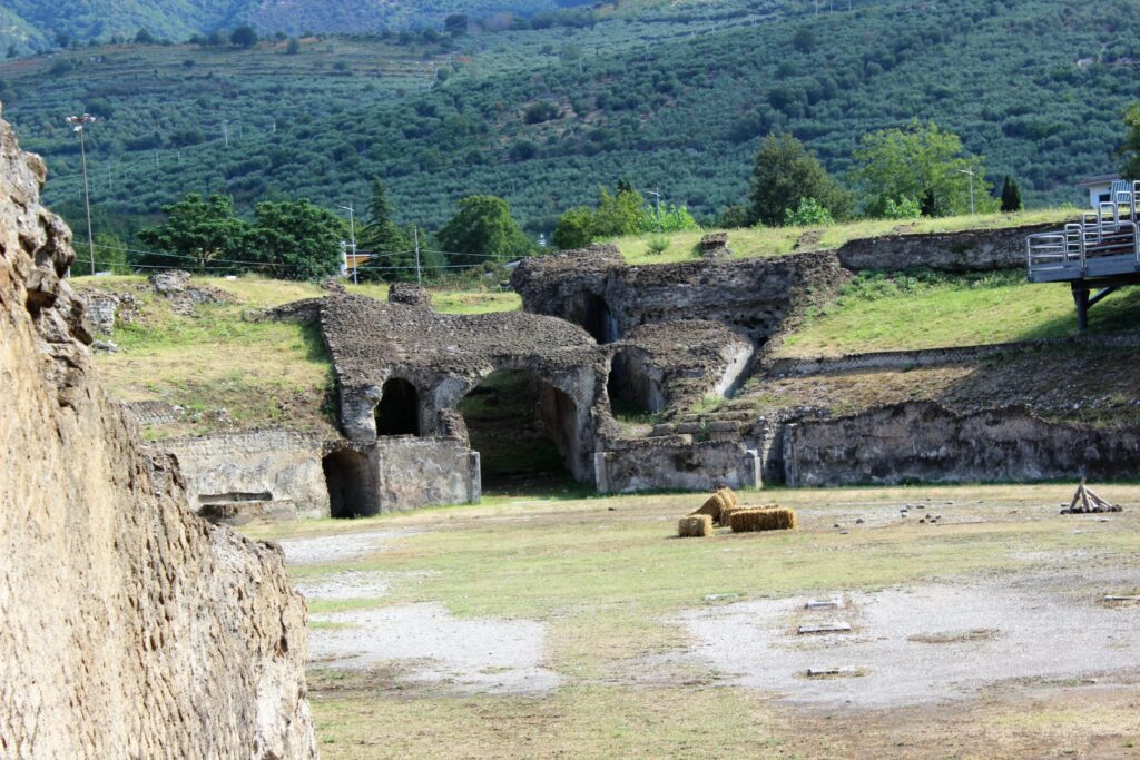 Avella  Visita ai monumenti da parte dei membri del Centro 66 dellArciconfraternita Universale di Santa Filomena