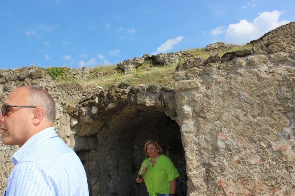 Avella  Visita ai monumenti da parte dei membri del Centro 66 dellArciconfraternita Universale di Santa Filomena