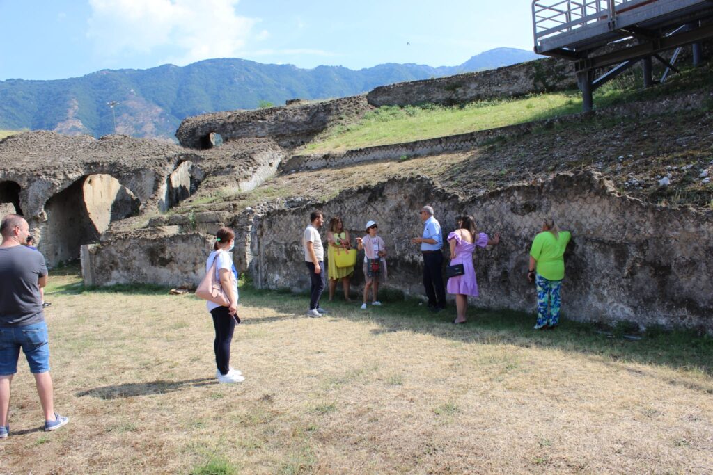 Avella  Visita ai monumenti da parte dei membri del Centro 66 dellArciconfraternita Universale di Santa Filomena