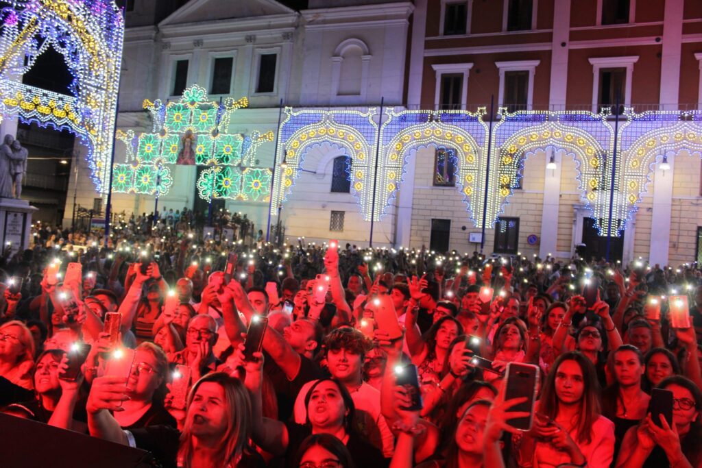 Mugnano  Festa di Santa Filomena semplicemente perfetta! Andrea Sannino incanta. Foto & Video
