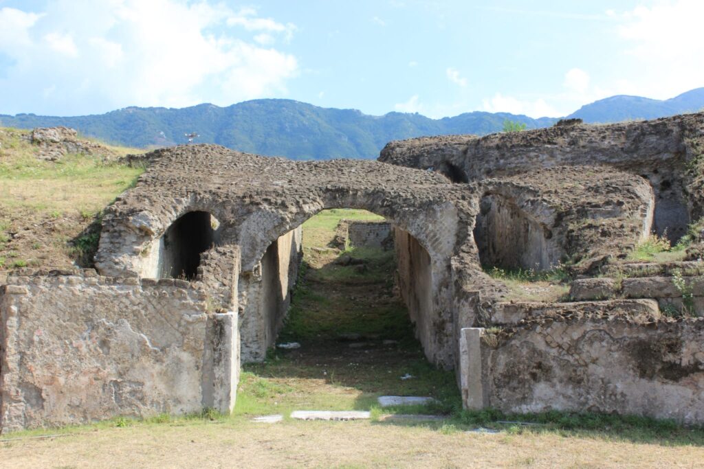 Avella  Visita ai monumenti da parte dei membri del Centro 66 dellArciconfraternita Universale di Santa Filomena