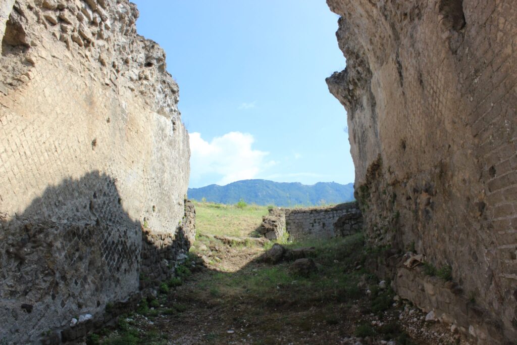 Avella  Visita ai monumenti da parte dei membri del Centro 66 dellArciconfraternita Universale di Santa Filomena