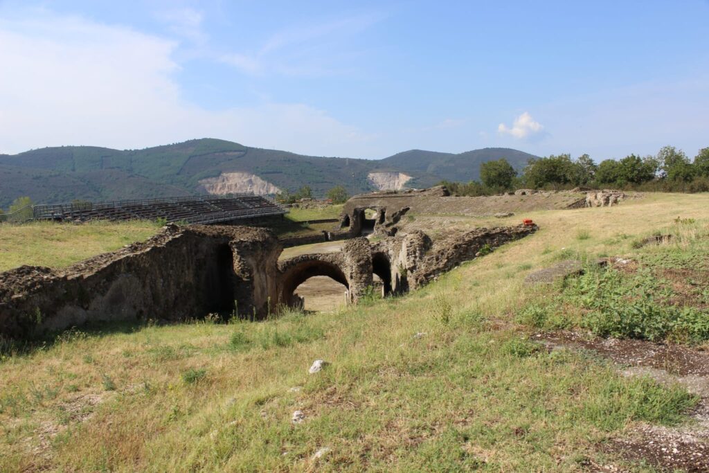 Avella  Visita ai monumenti da parte dei membri del Centro 66 dellArciconfraternita Universale di Santa Filomena