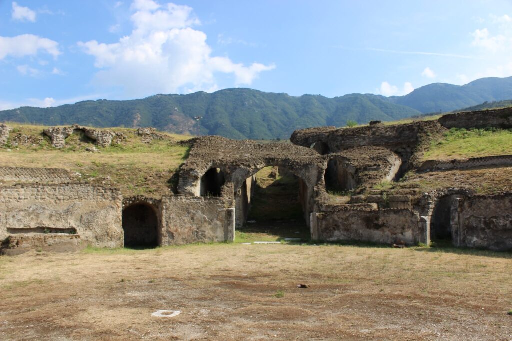 Avella  Visita ai monumenti da parte dei membri del Centro 66 dellArciconfraternita Universale di Santa Filomena