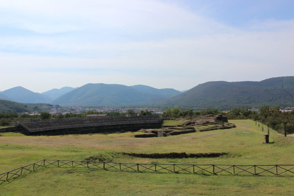Avella  Visita ai monumenti da parte dei membri del Centro 66 dellArciconfraternita Universale di Santa Filomena